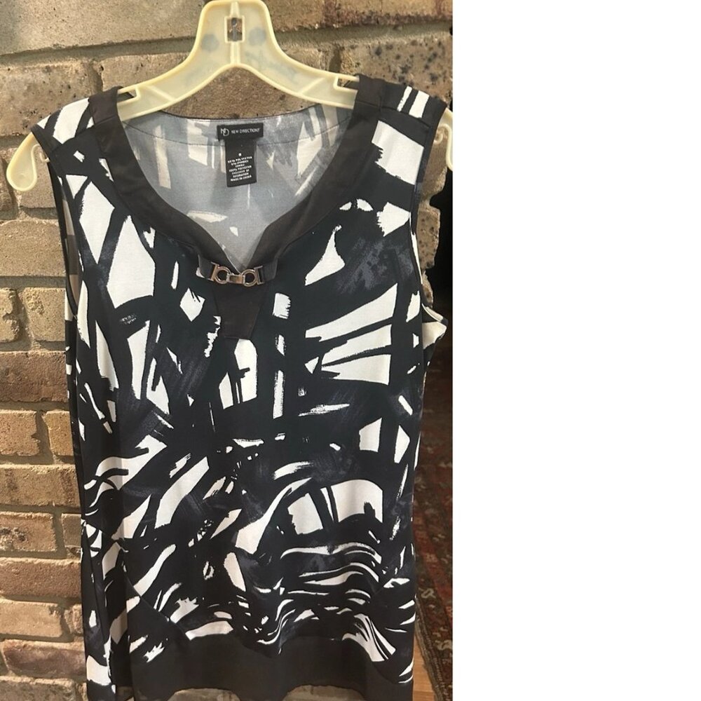 NEW DIRECTIONS BLACK AND WHITE WITH SILVER HARDWARE TOP PREOWNED SIZE SMALL
